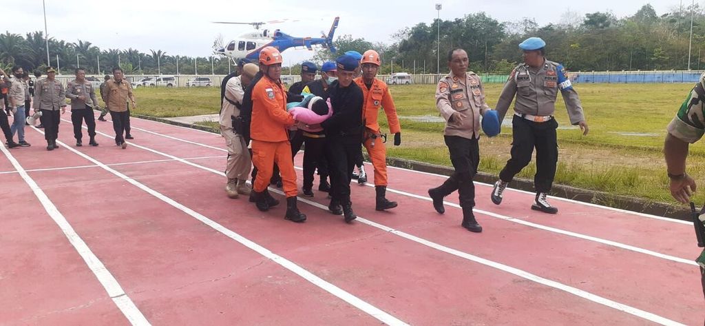 Salah satu korban insiden helikopter rombongan Kapolda Jambi tiba di Stadion Merangin, Jambi, Selasa, (21/2/2023) pukul 15.00.