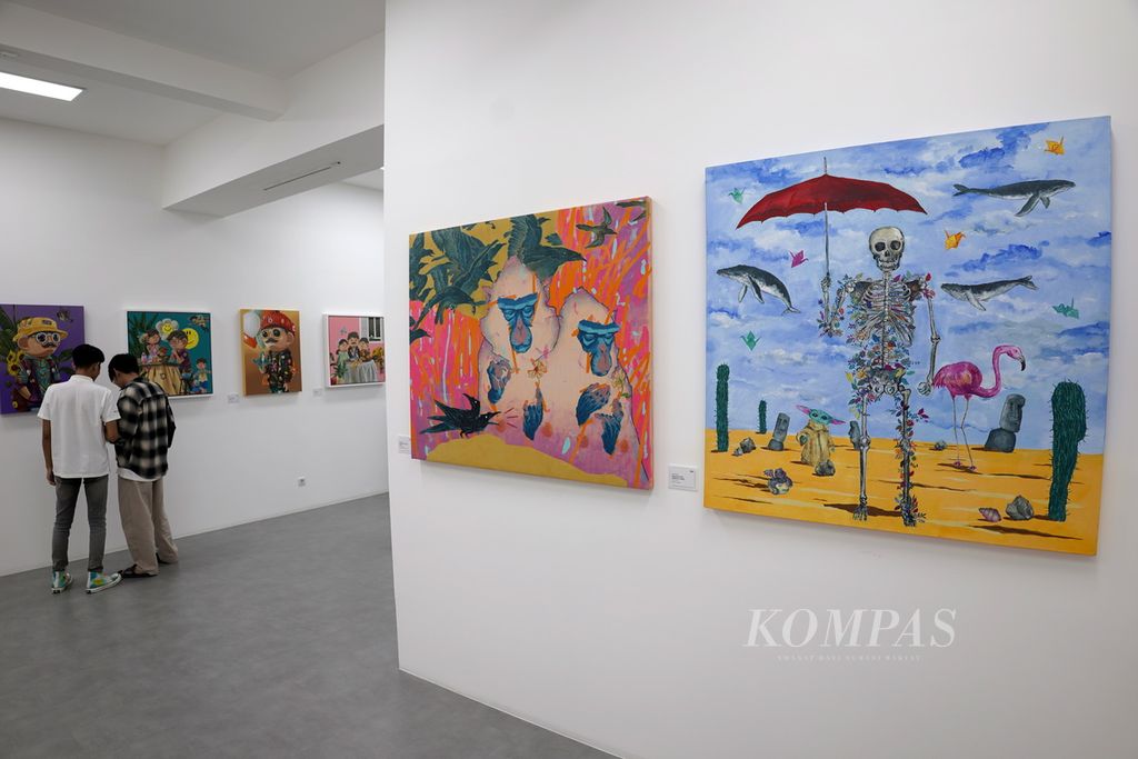 Lukisan berjudul "Skeleton With Umbrella" karya Elka Alva (kanan) dan lukisan berjudul "Between Yes or No" karya Juju Sant (kedua dari kanan) dalam pameran bertema Other Me di Galeri Vice & Virtue, Jakarta Art Hub, Wisma Geha, Jakarta Pusat, Rabu (7/2/2024). Sebanyak tujuh seniman berpameran di tempat tersebut hingga Selasa (20/2/2024). 