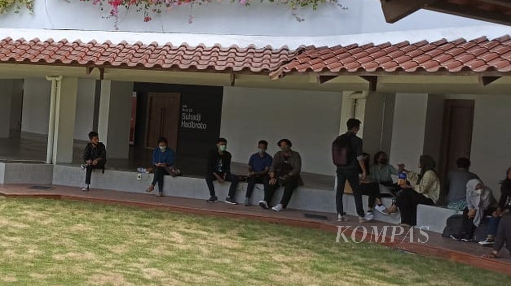 Mahasiswa beraktivitas di Fakultas Ekonomi Universitas Sumatera Utara di Medan, Rabu (19/1/2022). Pembelajaran tatap muka di USU kini ditutup kembali dan dialihkan menjadi pembelajaran daring setelah ditemukan lebih dari 100 kasus positif Covid-19 di kampus itu. 