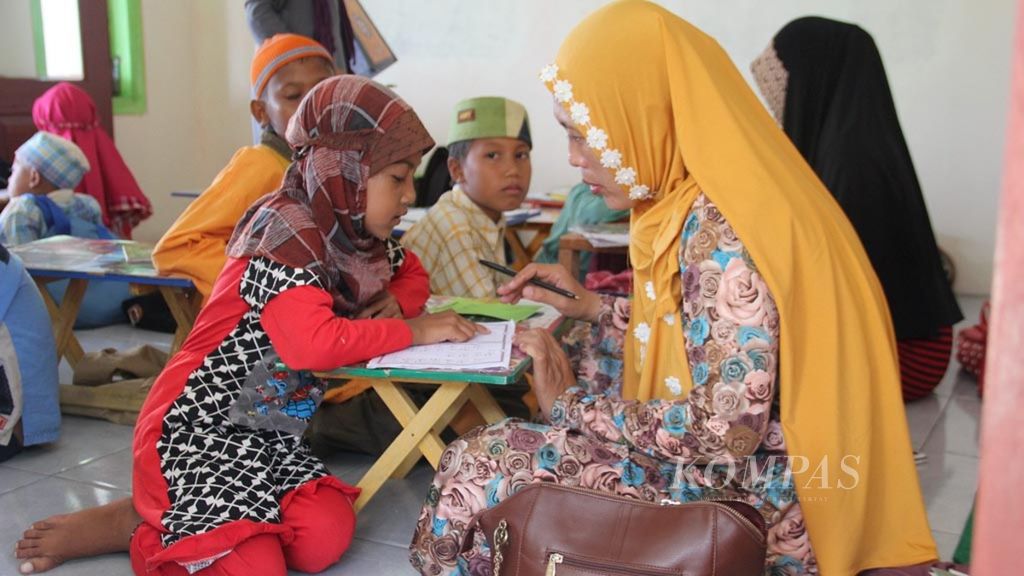 Nabila (8), siswa putus sekolah, belajar mengaji di Mushala Al Ilham, Banyuwangi, Jawa Timur. Selama sepuluh tahun, kelompok pengajar Al Ilham bekerja menyelamatkan anak-anak putus sekolah.  