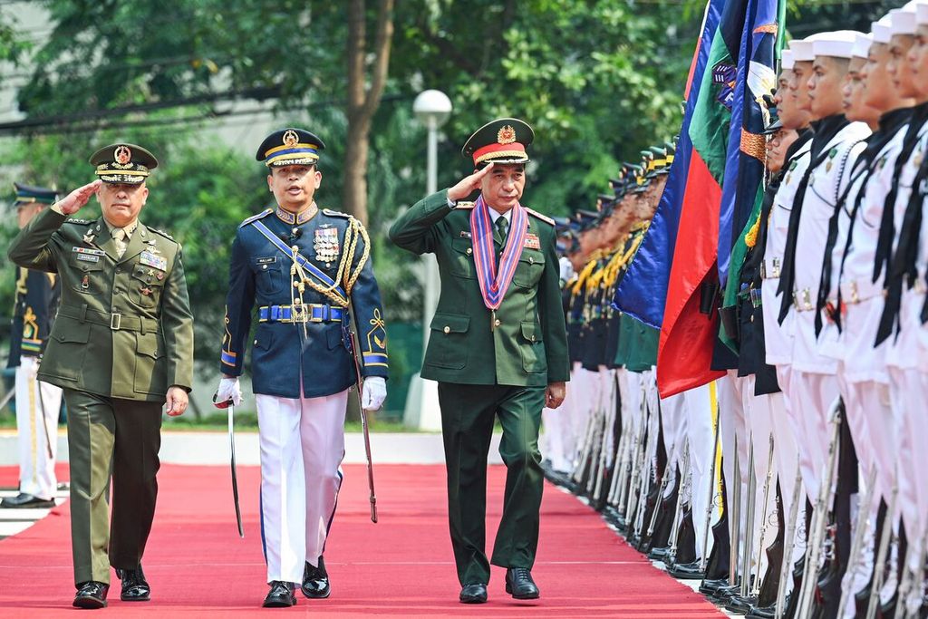 Wakil Kepala Staf Angkatan Bersenjata Filipina Charlton Gaerlan (kiri) dan Menteri Pertahanan Vietnam Jenderal Phan Van Giang (kanan) memeriksa barisan kehormatan dalam upacara penyambutan di kantor Departemen Pertahanan Nasional di Manila, Filipina, Jumat (30/8/2024).   