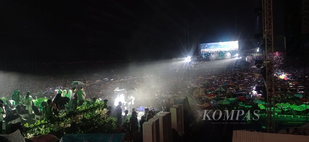 Suasana panggung rakyat dalam resepsi Seabad NU di Sidoarjo, Selasa (7/2/2023) malam.