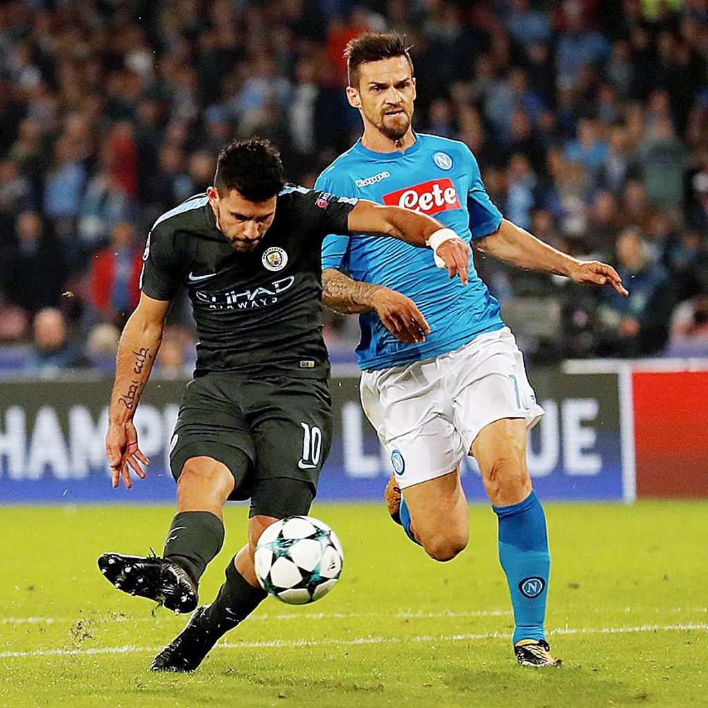 Sergio Aguero,  penyerang Manchester City, melepaskan tendangan yang menghasilkan gol ketiga bagi klubnya saat menghadapi Napoli di Stadion San Paolo, Napoli, Italia, Rabu (1/11). City mengalahkan Napoli, 4-2.  