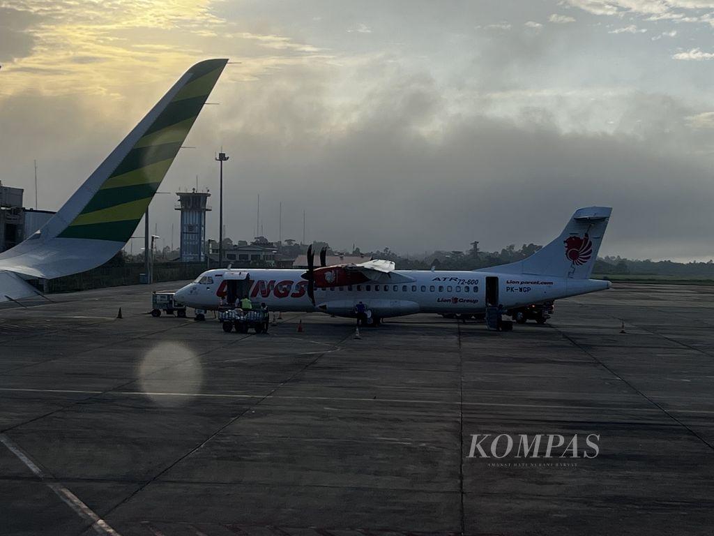 Pesawat ATR milik Wings Air bersiap terbang dari Bandara Haluoleo di Konawe Selatan, Sulawesi Tenggara, menuju Wakatobi, Kamis (7/7/2022). Penerbangan ke Wakatobi dihentikan Lion Air sejak Jumat (8/7/2022), dan belum beroperasi hingga akhir Agustus.