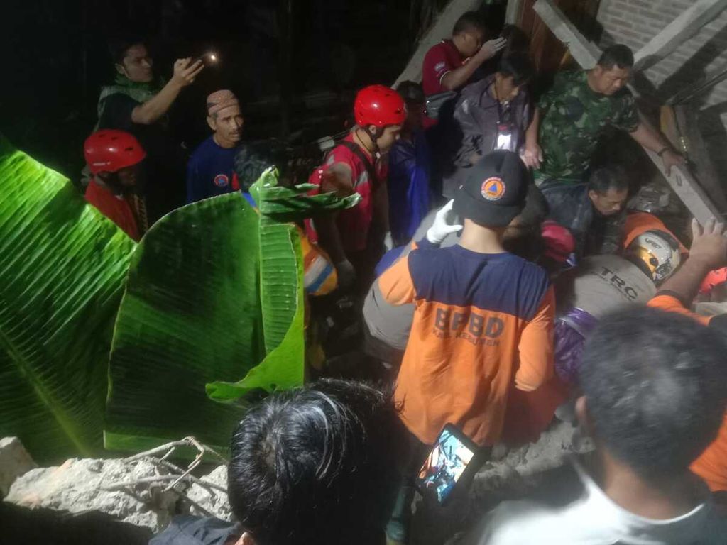 Tim gabungan dan warga bergotong royong mencari korban longsor di Desa Argopeni, Kecamatan Ayah, Kebumen, Jawa Tengah, Jumat (4/11/2022) dini hari. Dua orang meninggal dalam musibah ini. 