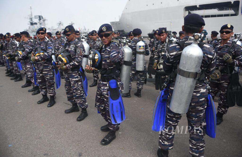 Dengan membawa tabung oksigen, Penyelam TNI AL mengikuti Apel Gelar Kesiapan Pasukan dan Alutsista Pengamanan Laut KTT G20 di Dermaga Koarmada II, Kota Surabaya, Jawa Timur, Jumat (4/11/2022). 
