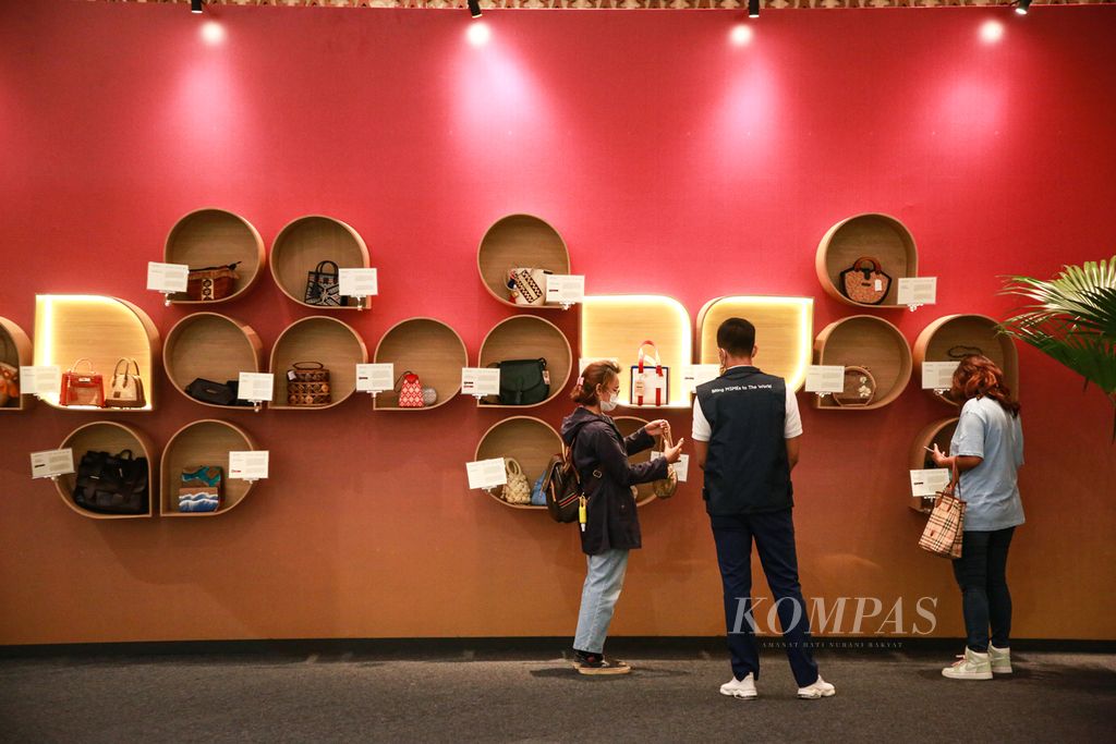 Pengunjung melihat produk tas yang dipamerkan dalam UMKM EXPO(RT) Brilianpreneur 2022 di Jakarta Convention Center di Jakarta, Sabtu (17/12/2022). Pameran yang diselenggarakan BRI ini bertujuan membantu pelaku UMKM menggembangkan bisnisnya hingga menembus pasar global.