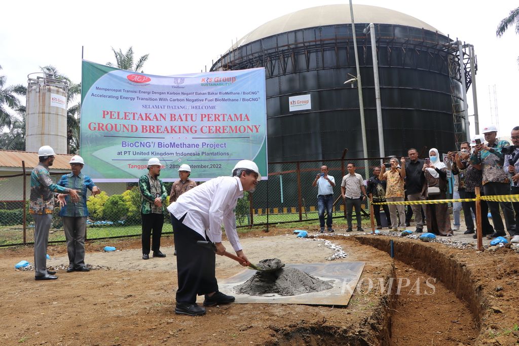 Direktur Bioenergi Kementerian Energi dan Sumber Daya Mineral Edi Wibowo meletakkan batu pertama pabrik biogas terkompresi PT United Kingdom Indonesia Plantations, di Kabupaten Langkat, Sumatera Utara, Rabu (28/9/2022). 