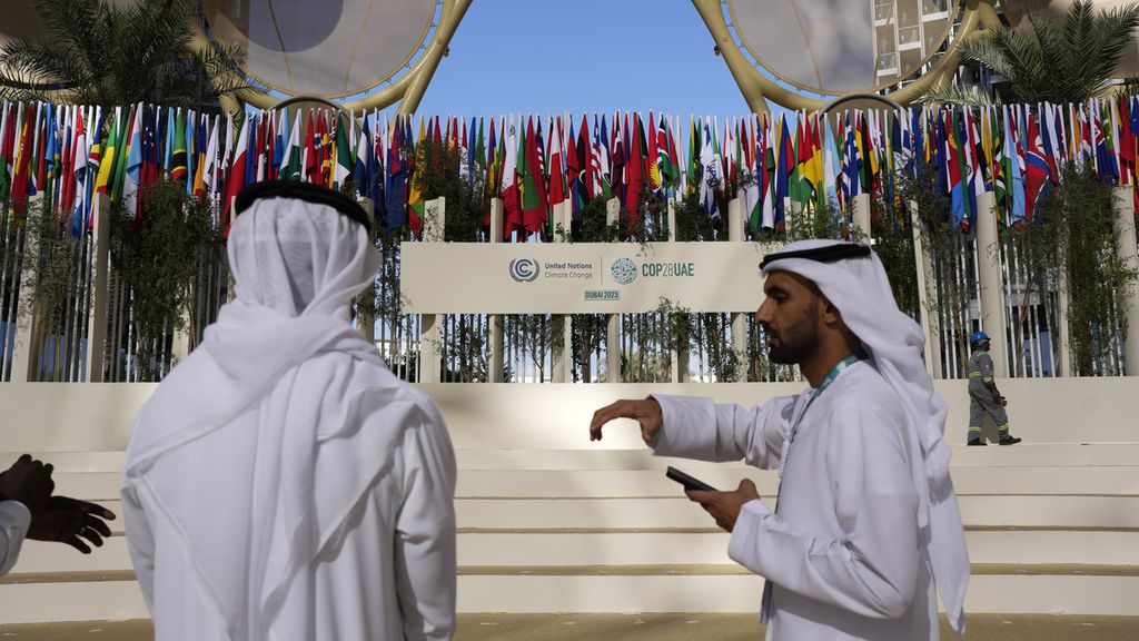 Orang-orang berbicara di Al Wasl Dome di Expo City pada KTT Iklim PBB COP28, 30 November 2023, di Dubai, Uni Emirat Arab.