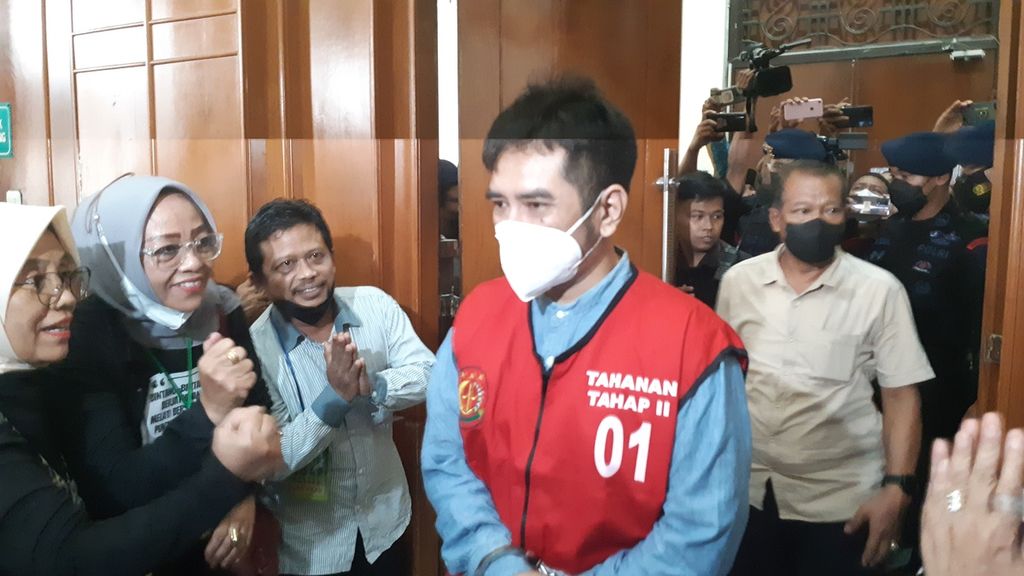 Mochammad Subchi Azal Tsani, terdakwa kasus pencabulan dan pemerkosaan terhadap santri di Pesantren Shiddiqiyah, Jombang, saat sidang putusan di PN Surabaya, Kamis (17/11/2022) 