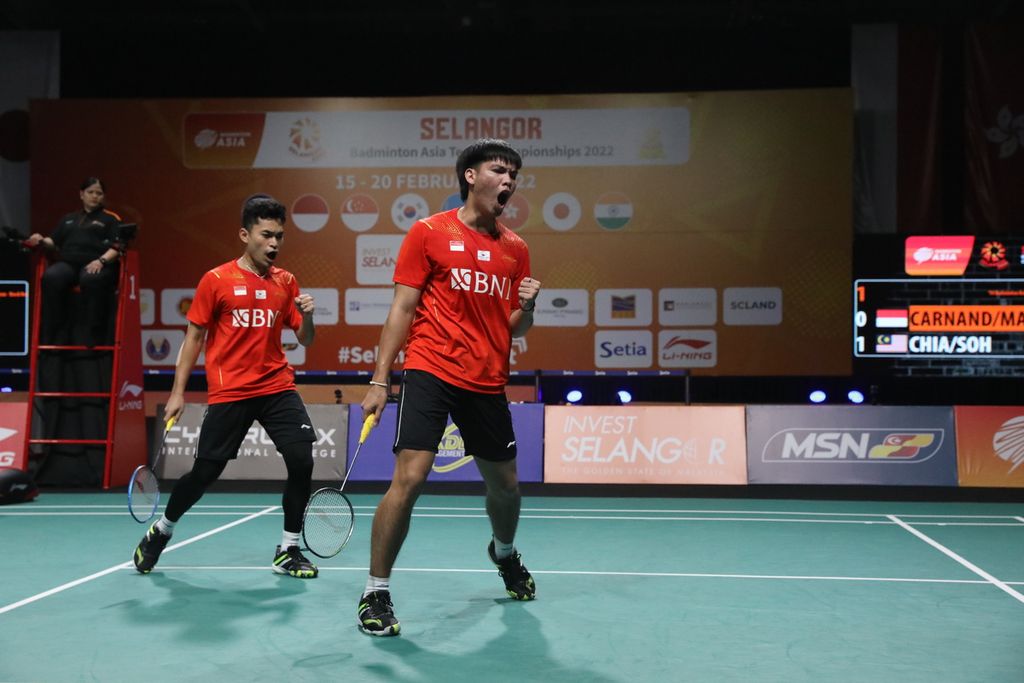 Daniel Martin (kanan) dan Leo Rolly Carnando meluapkan emosi saat tampil pada laga final Kejuaraan Bulu Tangkis Beregu Asia di Selangor, Malaysia, Minggu (22/2/2022). 