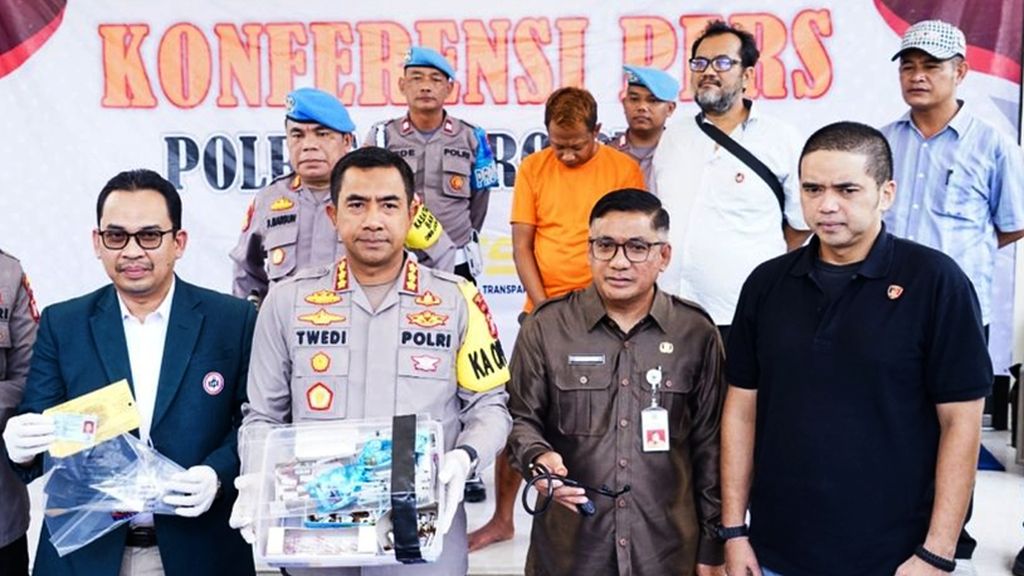 Kepala Kepolisian Metro Bekasi Komisaris Besar Twedi Aditya Bennyahdi saat menunjukkan barang bukti dari pengungkapan kasus dokter gadungan Sunaryanto (39) alias dokter Ingwy Tito Banyu, Selasa (19/3/2024).