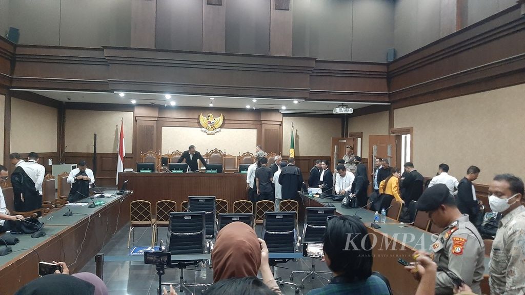 Terdakwa Gubernur Papua nonaktif Lukas Enembe dituntut hukuman penjara 10 tahun 6 bulan dalam kasus suap dan gratifikasi di Pengadilan Tindak Pidana Korupsi, Jakarta, Rabu (13/9/2023). 