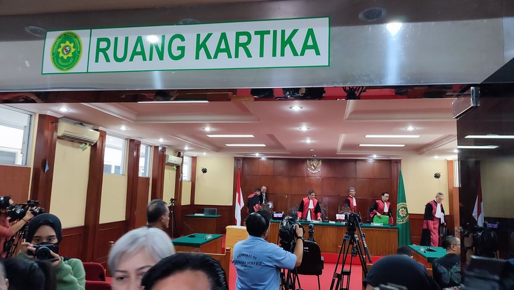 Suasana ruang sidang di Pengadilan Tinggi DKI Jakarta sesaat setelah putusan banding terhadap Ferdy Sambo dibacakan, Rabu (12/4/2023). 