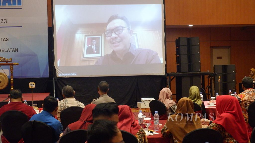 Kepala Badan Kependudukan dan Keluarga Berencana Nasional (BKKBN) Hasto Wardoyo (tampak di layar) memberikan sambutan secara daring dalam Rapat Kerja Daerah Program Bangga Kencana Provinsi Kalimantan Selatan Tahun 2023 di Banjarmasin, Rabu (15/2/2023).