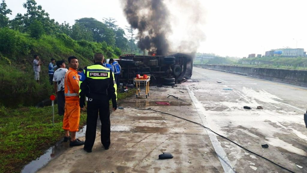 Kecelakaan fatal antara minibus dan truk menewaskan tiga orang. Peristiwa itu terjadi di Kilometer 631 Jalan Tol Ngawi-Kertosono jalur A atau arah Surabaya di wilayah Saradan, Madiun, Jawa Timur, Kamis (3/12/2020) menjelang pukul 06.00 WIB.