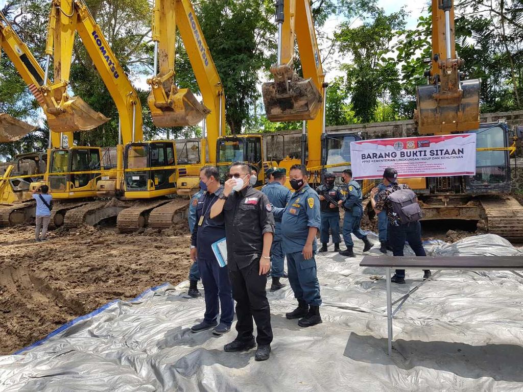 Direktur Jenderal Gakkum KLHK Rasio Ridho Sani memberikan keterangan pers mengenai penambangan ilegal Tahura Bukit Soeharto di Samarinda, Kalimantan Timur, Kamis (24/3/2022). Para petambang ilegal itu mengeruk lahan sekitar 1 hektar di area pengembangan IKN Nusantara.