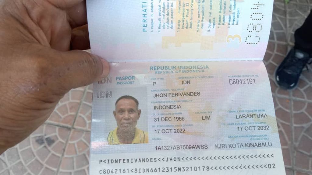 Paspor milik pekerja migran Indonesia atas nama Jhon Ferivandes. Jhon bekerja di Kinabalu, Malaysia,  sejak 2010 dan belum pernah kembali ke kampung halamannya di Lewohala, Flores Timur, Nusa Tenggara Timur.