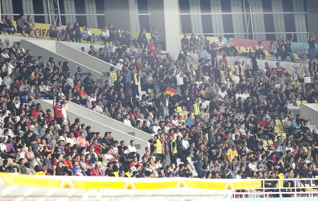 Penonton suporter Jerman dan Perancis saat menyaksikan laga final Piala Dunia U-17 2023 di Stadion Manahan, Surakarta, Sabtu (2/12/2023) malam. 