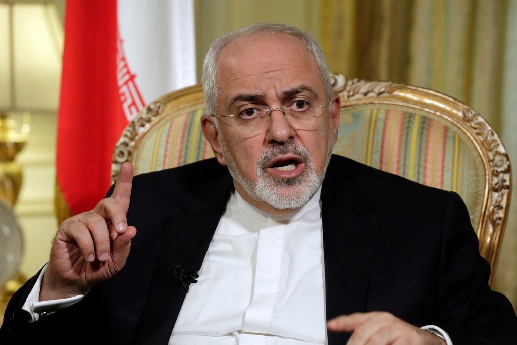 Mantan Menteri Luar Negeri Iran Mohammad Javad Zarif saat diwawancarai kantor berita The Associated Press di New York, AS.