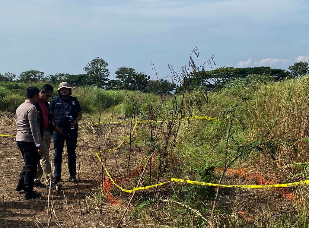 Polisi melakukan olah tempat kejadian perkara penemuan mayat dan sepeda motor yang hangus di Kelurahan Tawangsari, Kecamatan Semarang Barat, Kota Semarang, Jateng, Jumat (9/9/2022).