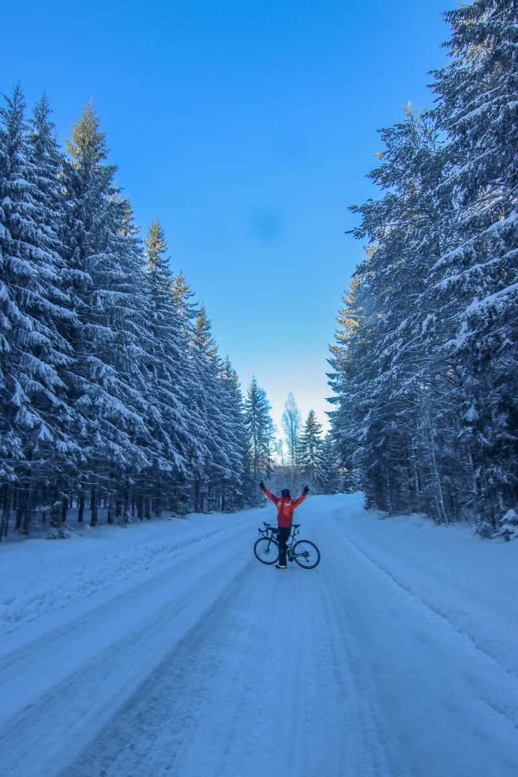Royke Lumowa dalam perjalanan menuju Tolita, Norwegia. Salju masih tebal. Kondisi itu menjadi tantangan terberat dalam <i>touring</i> sepeda ini.
