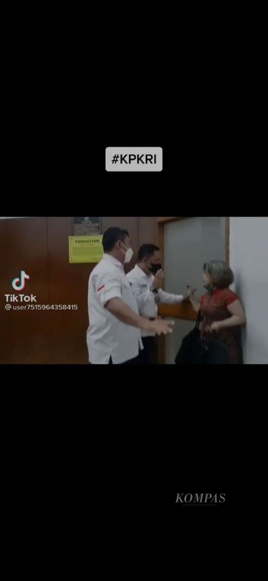 Tangkapan layar video viral di Tiktok yang memperlihatkan seorang ibu marah-marah karena ingin melihat sidang pembacaan dokumen di Pengadilan Negeri Jakarta Selatan pada awal pekan lalu. 