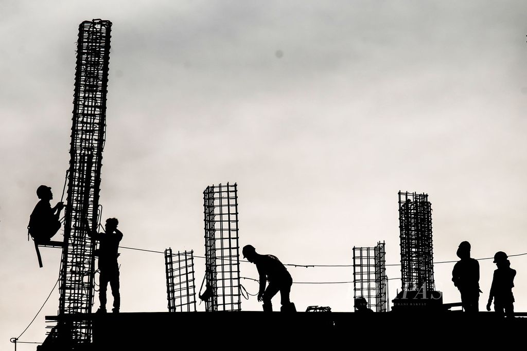 Para pekerja informal di sebuah proyek pembangunan gedung di kawasan Lenteng Agung, Jakarta Selatan, Minggu (15/8/2021). 