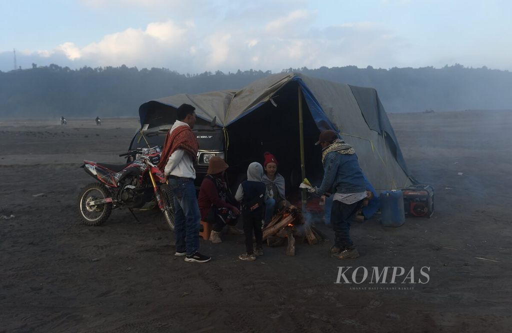 Warga Tengger membangun tenda di Lautan Pasir Kawasan Taman Nasional Bromo Tengger Semeru, Kecamatan Sukapura, Kabupaten Probolinggo, Jawa Timur, Minggu (4/6/2023). Aktivitas warga Tengger di lautan pasir meningkat jelang Yadnya Kasada.