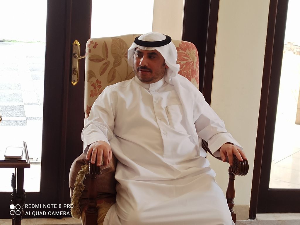Kuasa Usaha Kuwait untuk Indonesia Abdullah Yateem al-Fadhli (kanan) memberikan keterangan pers di hadapan awak media di kantor Kedutaan Besar Kuwait untuk Indonesia di Jakarta, 15 Februari 2023. 