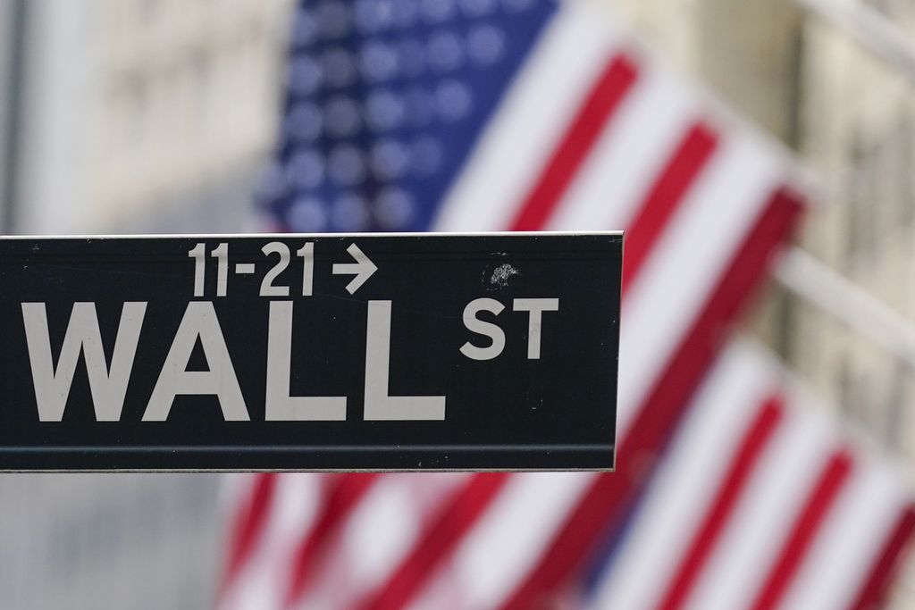 Penanda kawasan Wall Street di depan gedung New York Stock Exchange di New York, Amerika Serikat, 14 Juni 2022.