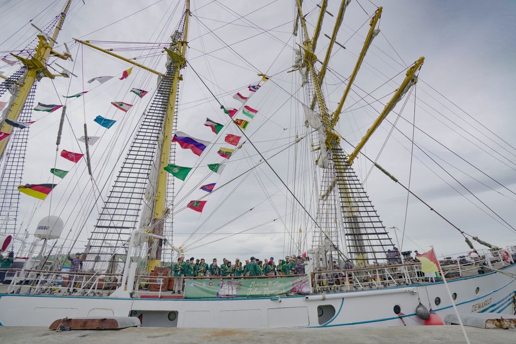 Cagar budaya nasional, kapal layar KRI Dewaruci, bersandar di Pelabuhan Badan Pengusahaan Kawasan Sabang (BPKS) CT-1 Kota Sabang dalam misi pelayaran Muhibah Budaya Jalur Rempah, Minggu (23/6/2024). Setelah 60 tahun, KRI Dewaruci kembali ke Sabang dalam misi mendukung jalur rempah menuju warisan budaya dunia.