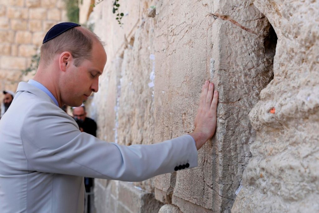 Pangeran William menyentuhkan tangannya ke Tembok Ratapan di Kota Tua, Jerusalem, Kamis (28/6).