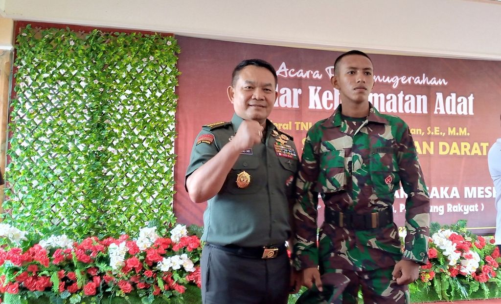 Kepala Staf TNI Angkatan Darat Jenderal Dudung Abdurachman (kiri) berpose dengan prajurit siswa Hens DJ Songjanan di Ambon, Maluku, Rabu (13/4/2022). Hens, yang sebelumnya dipecat Kodam XVI/Pattimura, segera dilantik menjadi prajurit TNI AD. 