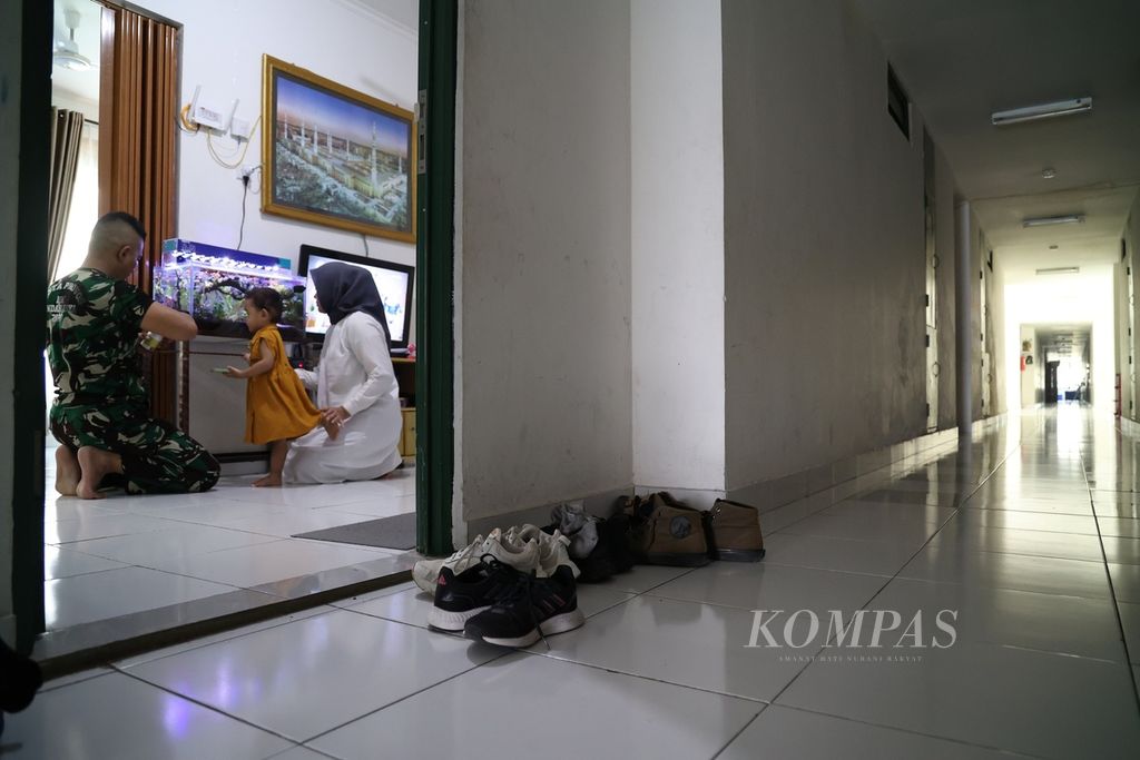 Kopral Dua Haris Aditya bercengkerama dengan keluarganya di rumah susun prajurit TNI AD di Cililitan, Jakarta Timur, Selasa (6/9/2022). Terdapat lima tower dalam kompleks rumah susun prajurit TNI AD ini. 