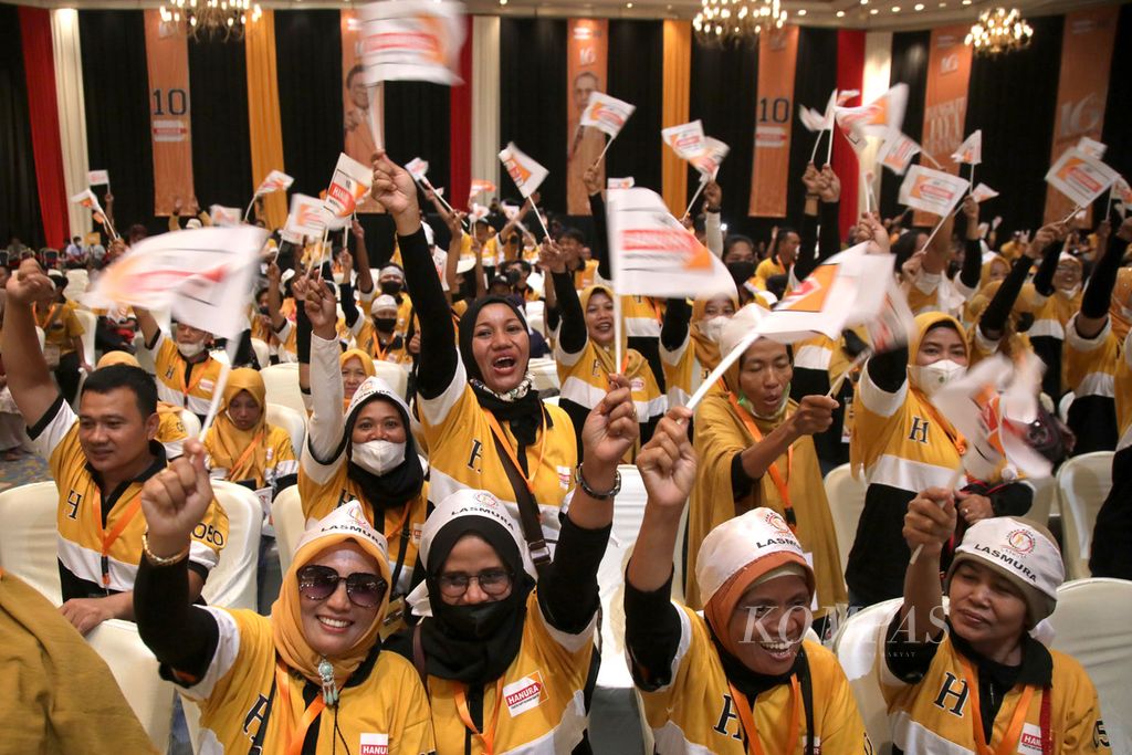 Pengurus, anggota, dan simpatisan Partai Hanura hadir dalam perayaan HUT ke-16 Partai Hanura di Jakarta Convention Center, Jakarta, Rabu (21/12/2022). 