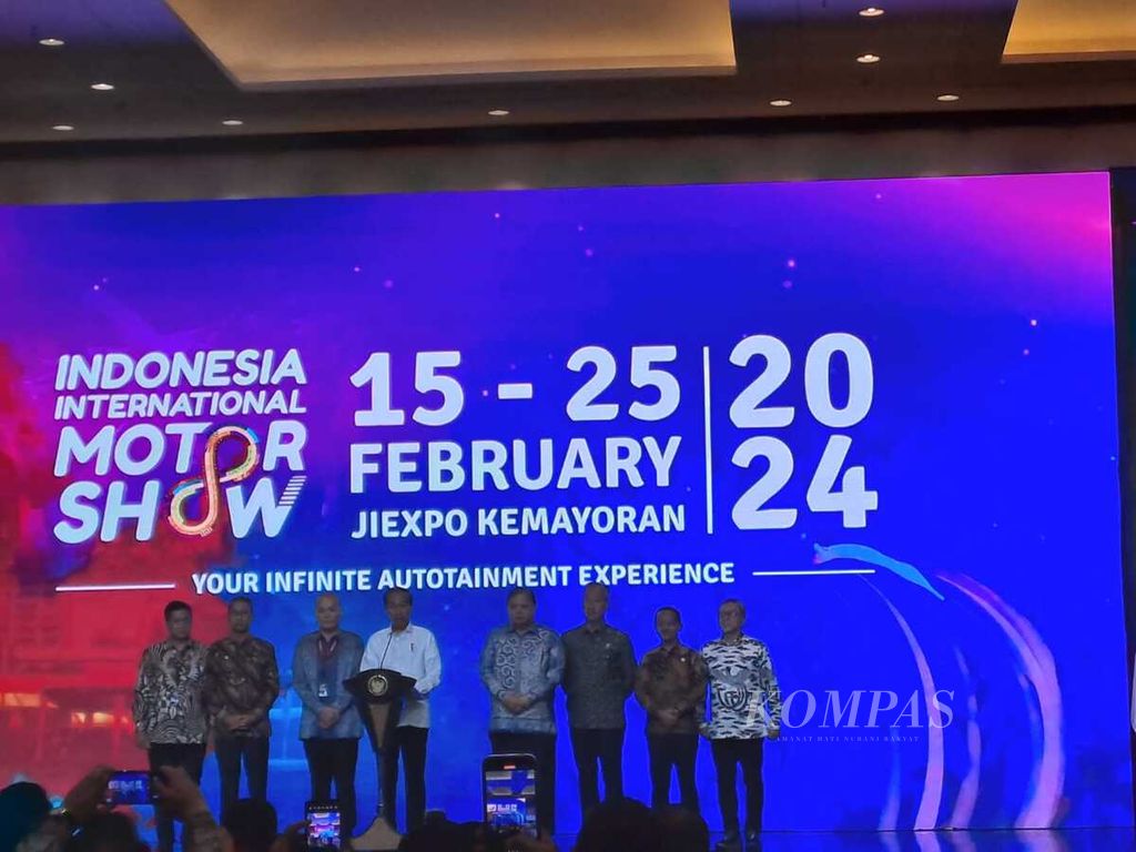 Presiden Joko Widodo (tengah) membuka pameran otomotif Indonesia International Motor Show (IIMS) 2024 di JIExpo, Kemayoran, Jakarta, Kamis (15/2/2024).  