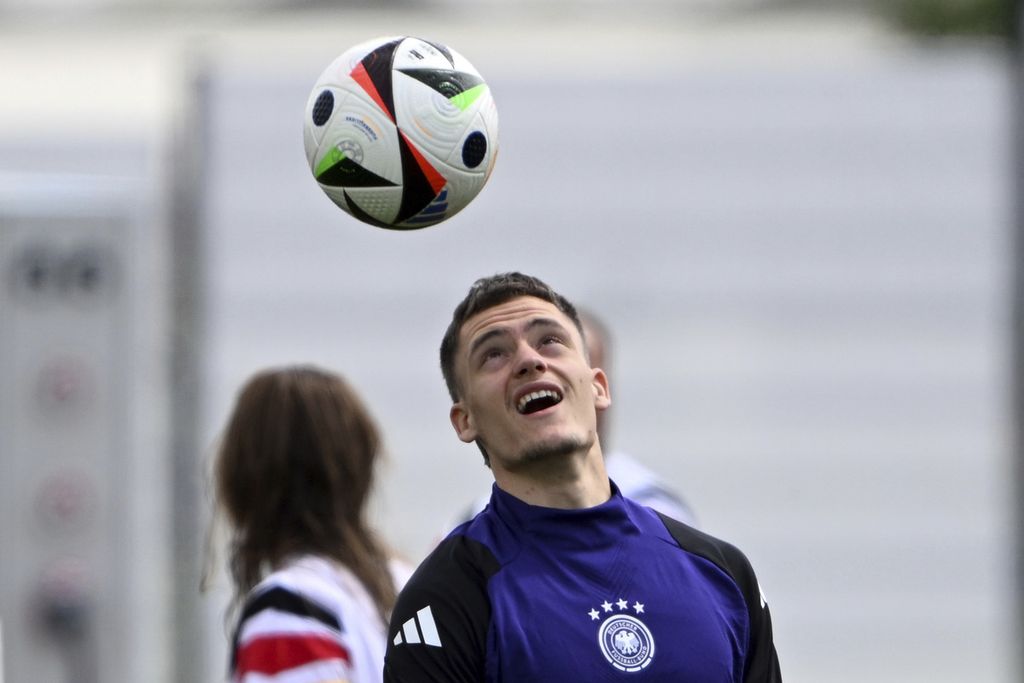 Gelandang Jerman, Florian Wirtz, mengontrol bola dalam sesi latihan di Herzogenaurach, Jerman, Senin (17/6/2024). Jerman akan menghadapi Hongaria pada laga kedua Grup A Piala Eropa 2024, Rabu (19/6/2024).  