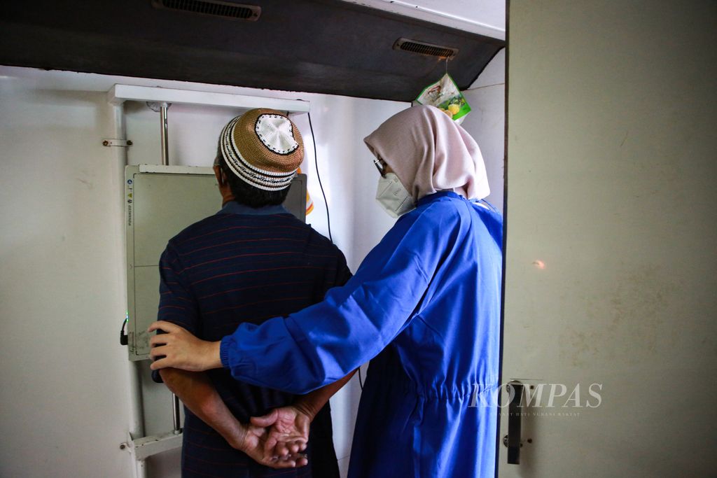Petugas medis mengarahkan tubuh warga pada proses rontgen paru dalam kegiatan penapisan tuberkulosis (TBC) di kantor Kecamatan Larangan, Kota Tangerang, Banten, Kamis (5/1/2023). 