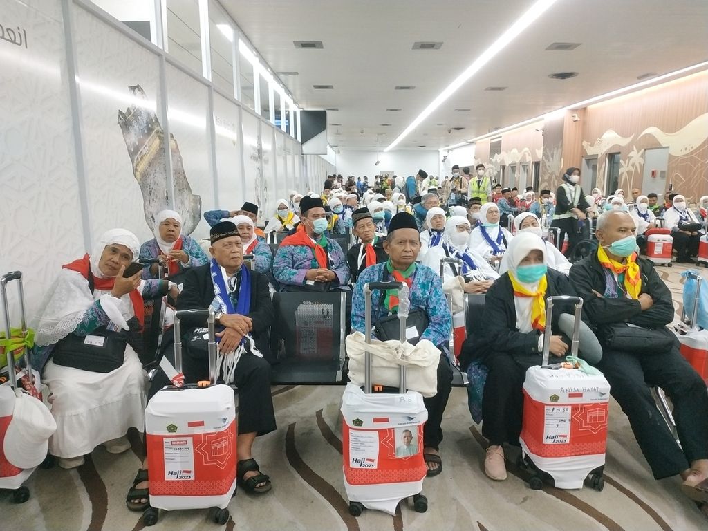 Calon jemaah haji menunggu jadwal pemberangkatan di Terminal 2 Bandara International Soekarno-Hatta, Tangerang, Banten, Selasa (23/5/2023). Kementerian Agama memberangkatkan 7.510 anggota jemaah haji pada 24 Mei 2023.