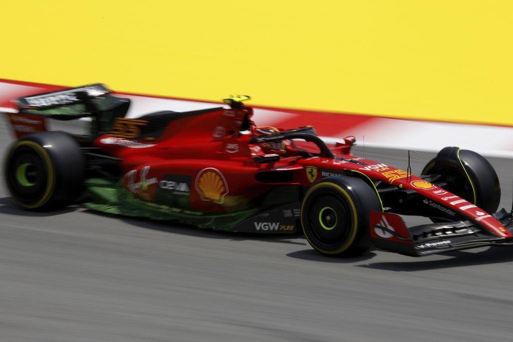 Pebalap Ferrari, Carlos Sainz Jr, memacu mobilnya pada sesi latihan bebas pertama Formula 1 seri Spanyol di Sirkuit Barcelona Cataluny di Montmelo, Spanyol, Jumat (2/6/2023). Ferrari memakai paket perbaikan aerodinamika pada seri itu.