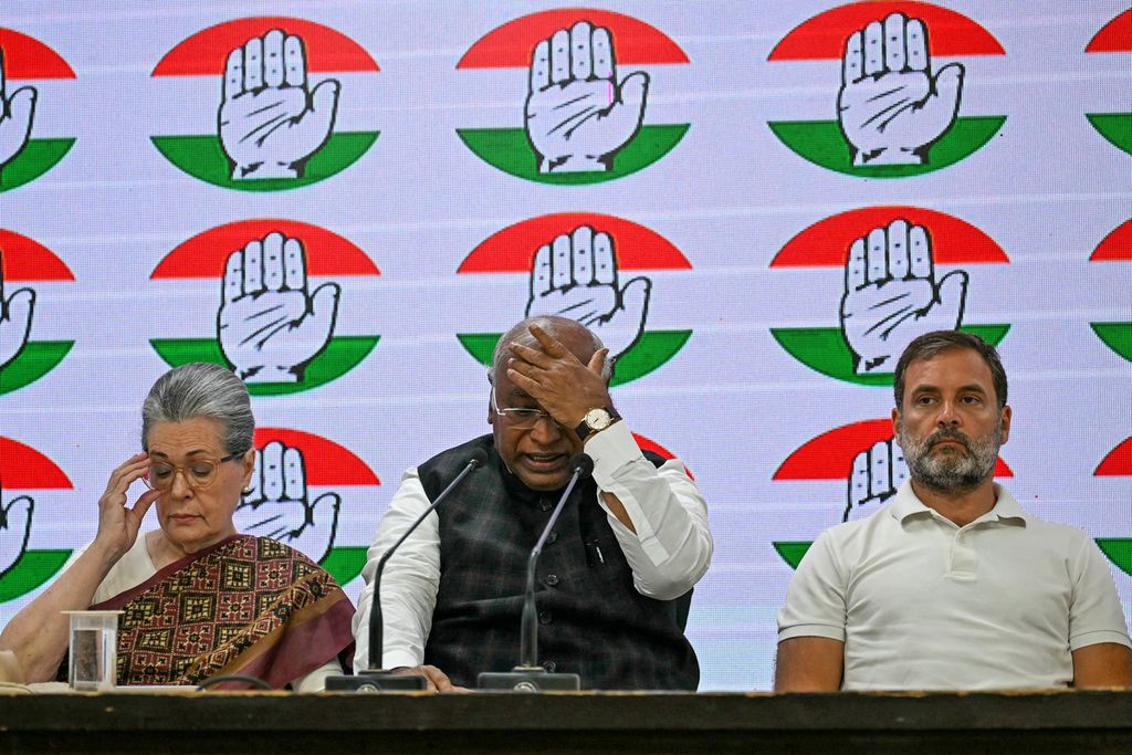 Presiden Partai Kongres Mallikarjun Kharge (tengah) didampingi dua tokoh partai dari keluarga Gandhi, Sonia Gandhi (kiri) dan Rahul Gandhi (kanan), saat berbicara mengenai pembekuan rekening partai oleh pemerintah di markas mereka di New Delhi, India, Kamis (21/3/2024). 