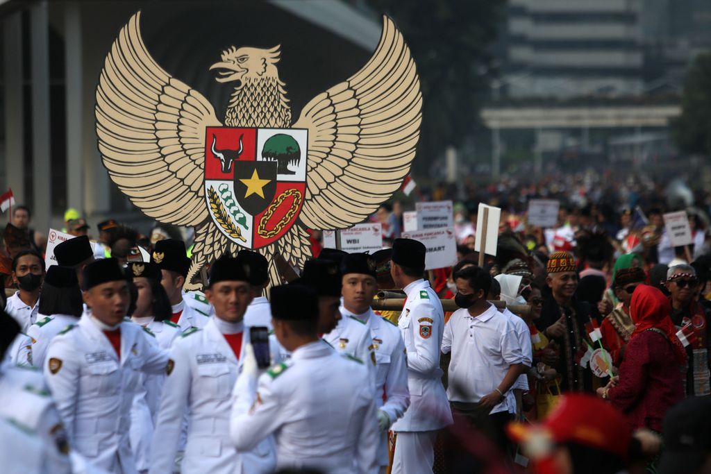 Lambang Garuda Pancasila dibawa saat Kirab Pancasila 2023 di Jalan Jenderal Sudirman, Jakarta, Minggu (28/5/2023). Kirab untuk menyambut Hari Lahir Pancasila pada 1 Juni ini digelar oleh Badan Pembina Ideologi Pancasila (BPIP). 