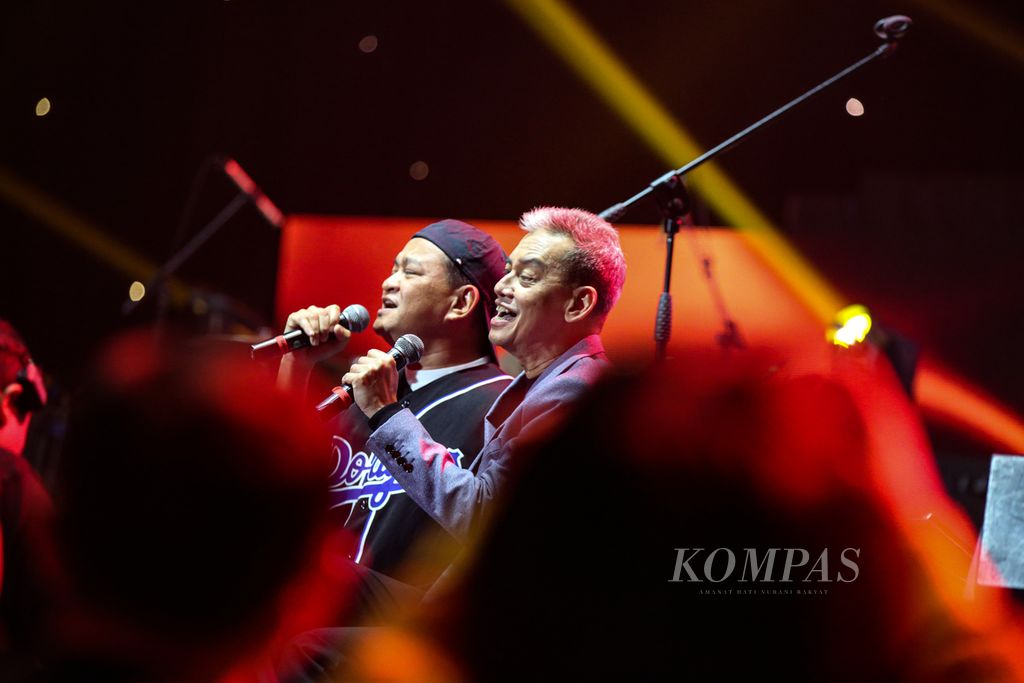 Penampilan legenda musik Indonesia Fariz RM berduet dengan vokalis Kahitna Hedi Yunus dalam Konser Perjalanan 45 Tahun Dedikasi Musikal Fariz RM di Balai Sarbini, Jakarta, Jumat (26/5/2023) malam.