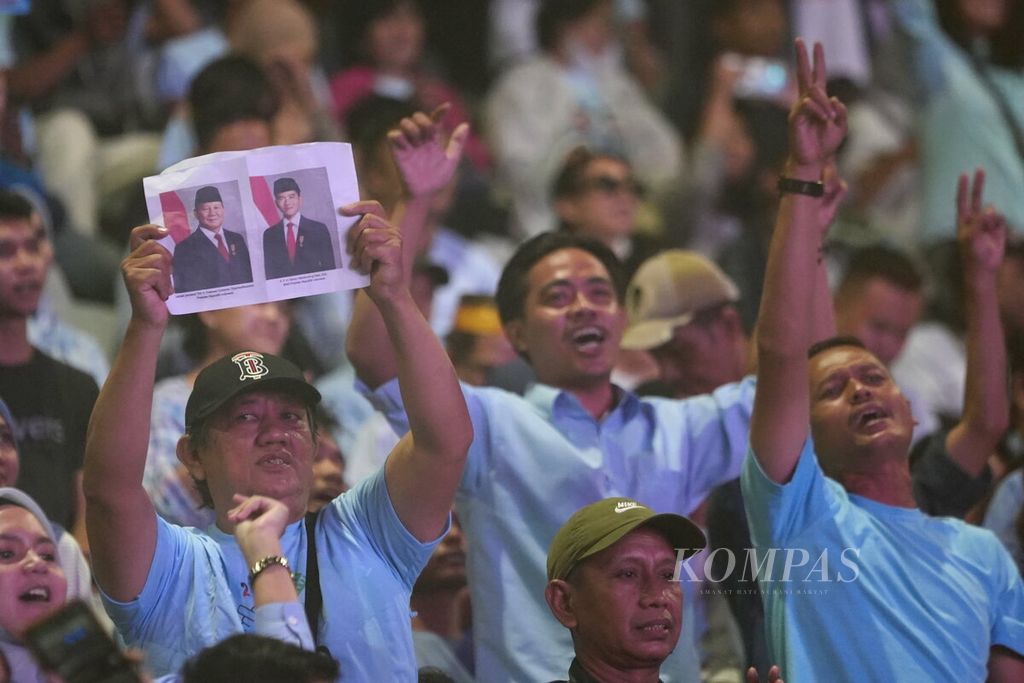 Pendukung Prabowo Subianto-Gibran Rakabuming Raka dalam pidato mengawal kemenangan di Istora Senayan, Jakarta, Rabu (14/2/2024). Hasil hitung cepat (<i>quick count</i>) Litbang <i>Kompas</i> menunjukkan Prabowo-Gibran unggul satu putaran. 