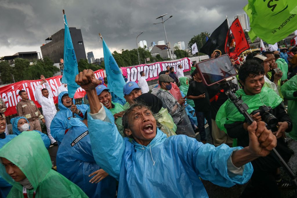Seorang peserta aksi berteriak sembari berswafoto dalam aksi penolakan Perppu Cipta Kerja di depan Gedung Parlemen, Jakarta, Selasa (28/2/2023). Ribuan orang yang terdiri dari buruh, mahasiswa, dan sejumlah elemen masyarakat menggelar aksi penolakan terhadap Peraturan Pemerintah Pengganti Undang-Undang (Perppu) Nomor 2 Tahun 2022 tentang Cipta Kerja. Mereka menilai Perppu Cipta Kerja sebagai bentuk kesewenang-wenangan pemerintahan Presiden Joko Widodo dalam memfasilitasi investor atau pemodal. 