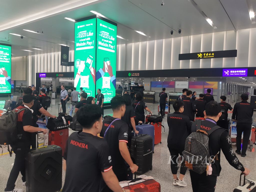 Sejumlah atlet bulu tangkis dan <i>e-sports </i>Indonesia tiba di Bandara Hangzhou di Kota Hangzhou, Provinsi Zhejiang, China, Senin (25/9/2023). Mereka akan bertanding dalam Asian Games Hangzhou 2022.