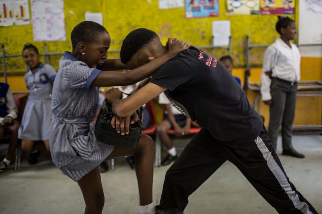 Para gadis berlatih metode pertahanan diri selama sesi dengan LSM Action Breaks Silence (ABS) di Sekolah Dasar Mbuyisa Makhubu di Orlando West, Soweto, Afrika Selatan, 10 Oktober 2018. 