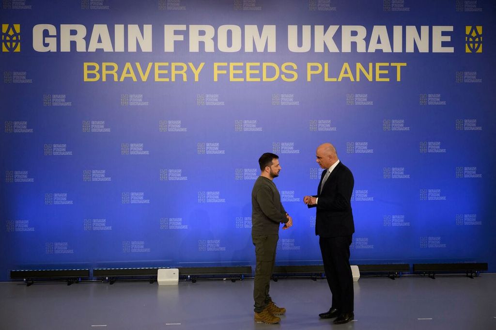 Presiden Ukraina Volodymyr Zelenskyy dan Presiden Swiss Alain Berset (kanan) dalam KTT Gandum di Kyiv,  Sabtu (25/11/2023). Zelenskyy kembali mengingatkan peran Ukraina pada pasokan pangan global.