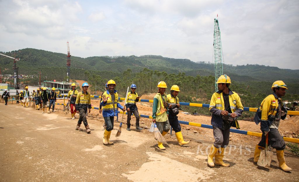 Para pekerja berjalan menuju proyek pembangunan Kantor Kepresidenan di Ibu Kota Nusantara, Kabupaten Penajam Paser Utara, Kalimantan Timur, Kamis (2/11/2023).
